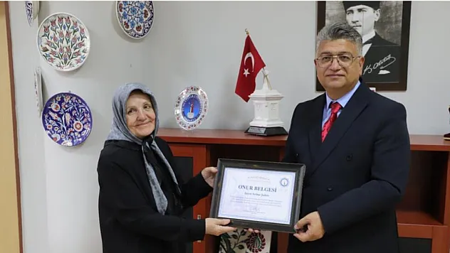 DPÜ Rektörü Kızıltoprak'tan, 72 Yaşındaki MYO Mezunu Selma Şahin'e Onur Belgesi
