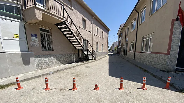 Dubalarla Kapatılan Sokağın İlginç Görünümü