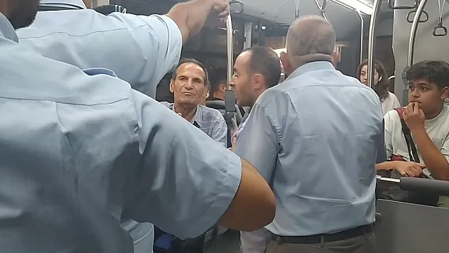 Durakta başlayan ve otobüs içinde süren ilginç gerginlik