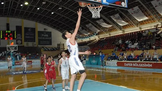 Efes dolu dizgin devam ediyor