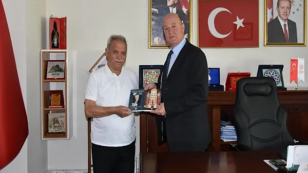 Eğitimci-Yazar Şahintepe, Kütüphane'ye Kitap Bağışladı
