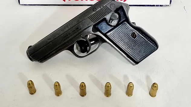 Ehliyetsiz ve alkollü sürücünün aracında ruhsatsız tabanca bulundu