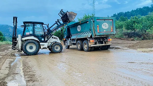 Ekipler sel sonrası bozulan yolları için yoğun mesai harcadı