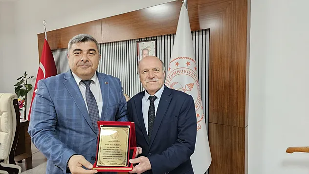 Emekli Eğitimci'ye Plaket Jesti