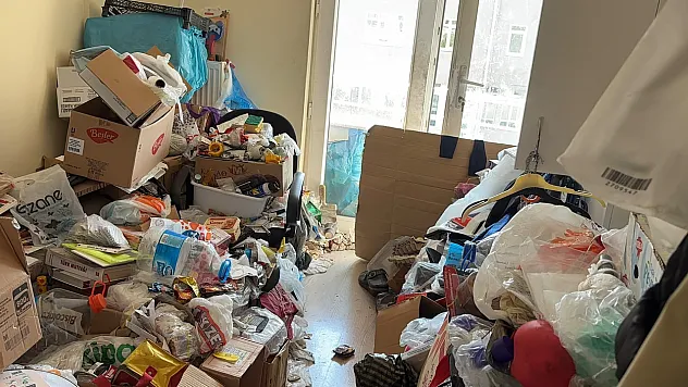 Emekli Profesörün İki Dairesinden Tonlarca Eşya Ve Çöp Çıktı