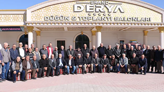 Emekliler keşkekte bir araya geldi