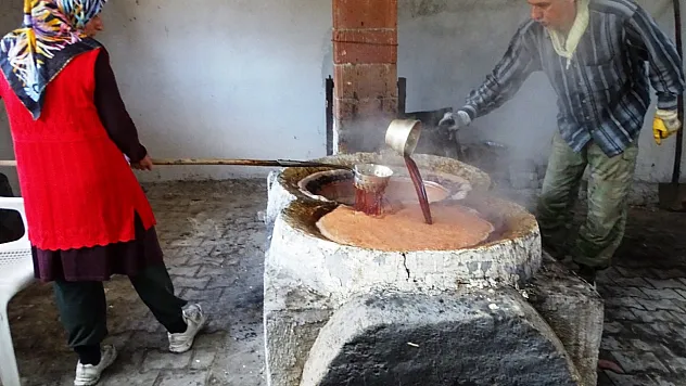 Emet Yağcık Köyünde Asırlardır Eski Usulle Üzüm Pekmezi Yapımı Geleneği Sürdürülüyor