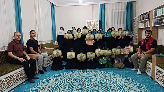 Emirdağ'da Aziziye Kız Hafızlık Kur'an Kursu Öğrencilerine 'Ebru Sanatı' Ve 'Kaligrafi' Etkinliği' İlgi Gördü