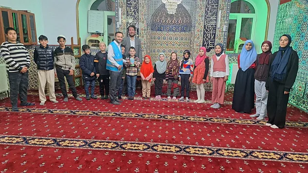 Emirdağ'da Teraviye Gelen Çocuklara Hediyeler Dağıtıldı