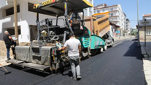 Erenler’de 4 bin  400 ton asfalt  serimi yapıldı