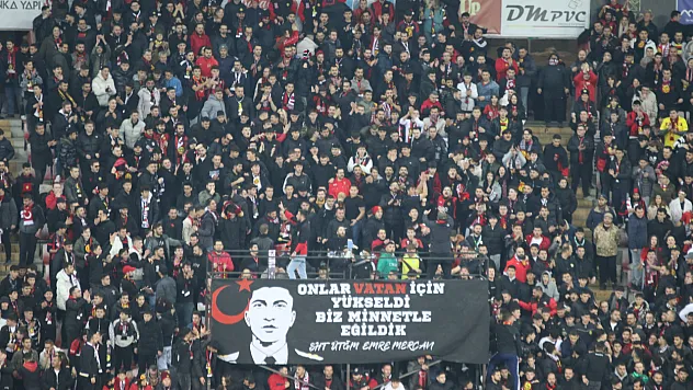 Es-Es Taraftarı Hava Şehidi Emre Mercan'ı Unutmadı