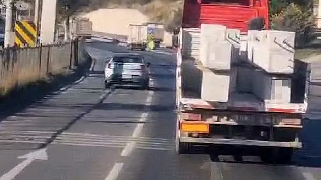 Eskişehir Çevreyolu'nda Kamyondaki Tonluk Beton Bloklar Bağlanmadan Taşındı