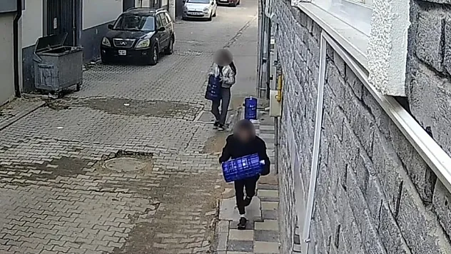 Eskişehir'de 2 Çocuk Apartman Önündeki Damacanaları Çaldı