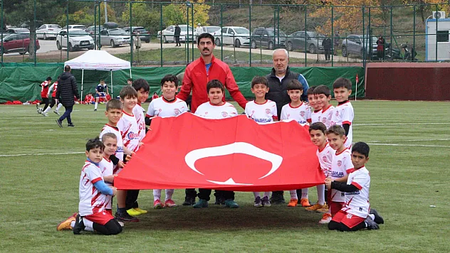 Eskişehir'de Cumhuriyet Coşkusu Futbol Sahasına Taştı!