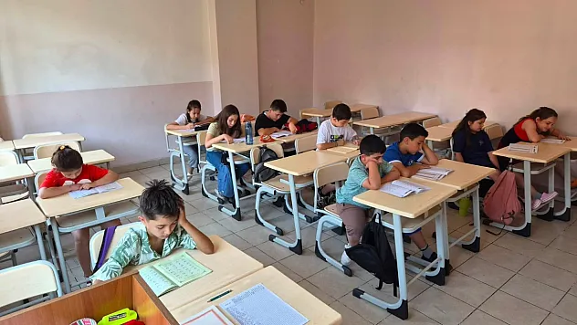 Eskişehir'de Gençler Yaz Okulunda Hem Eğleniyor Hem Öğreniyor