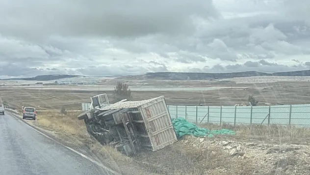 Eskişehir'de Kontrolden Çıkan Kamyon Şarampole Yuvarlandı