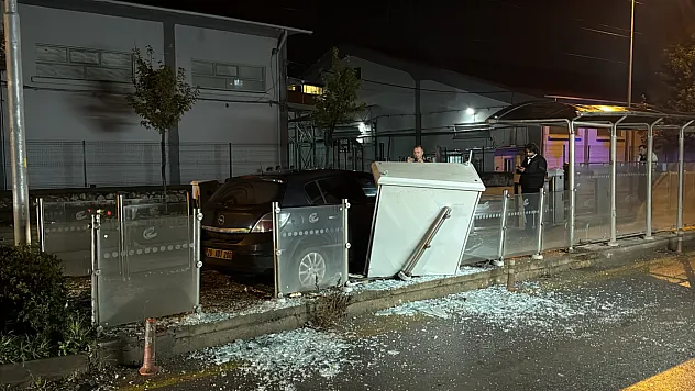 Eskişehir'de Otomobil Tramvay Durağına Çarptı