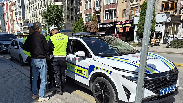Eskişehir'de Otomobille Çarpışan Motosiklet Sürücüsü Yaralandı