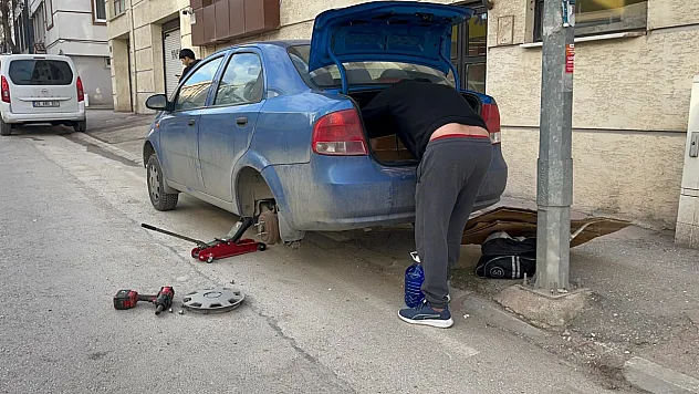 Eskişehir'de Park Halindeki 2 Aracın Lastikleri Bıçakla Patlatıldı