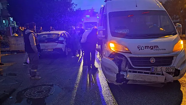Eskişehir'de Servis İle Otomobil Çarpıştı