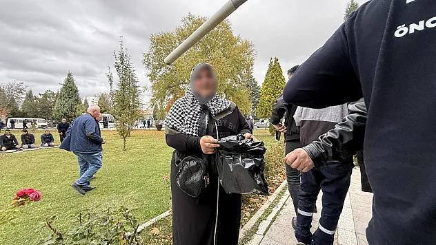 Eskişehir'de Siyah Çöp Poşetiyle Dilendi!