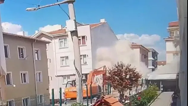 Eskişehir'de binanın yıkılma anına ait görüntüler ortaya çıktı