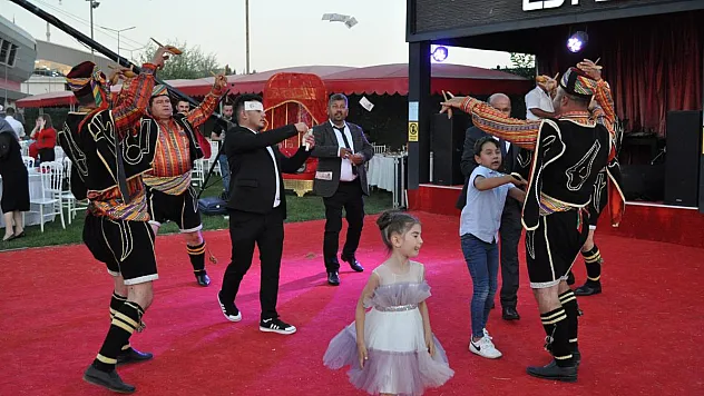 Eskişehir'de zeybek kültürünü devam ettiren efeler günde 5 düğüne gidiyor