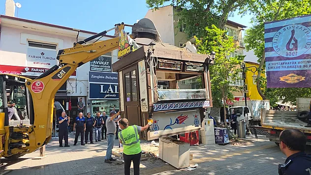 Esnaf Kendini Çatıya Zincirledi, Polis Ve Zabıta Eşliğinde Büfeler Kaldırıldı