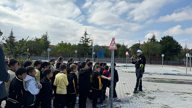 Fatih Ortaokulu'nda 75 Öğrenciye Trafik Güvenliği Eğitimi