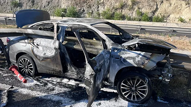 Feci Kaza! Çarpışmanın Ardından Otomobil Alev Topuna Döndü