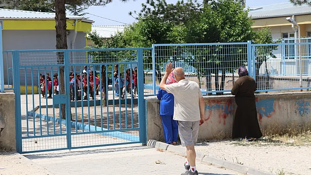 Fedakar Baba 5 Yıldır Çocuklarına Hem Analık Hem Babalık Yapıyor