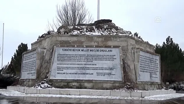Fırtına anıtı da devirdi