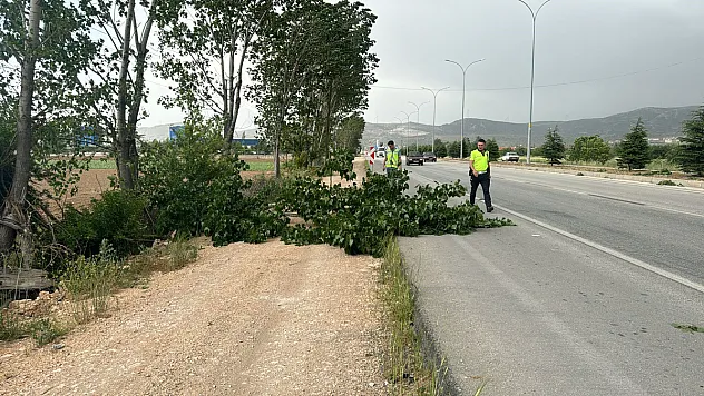 Fırtına ve Yağış Afyon’un İlçelerini Vurdu