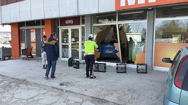 Fren Yapmak Yerine Gaza Basan Otomobil Süpermarkete Girdi