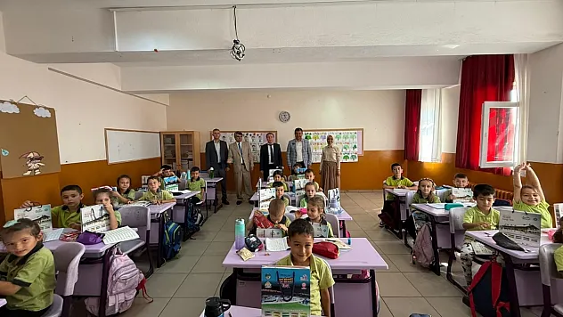 Gediz Belediye Başkanı Akel'den Minik Öğrencilere Kırtasiye Hediyesi