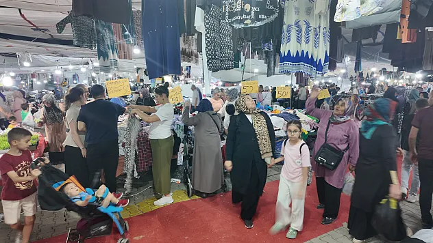 Gediz Tarhana Festivali'nde Kıyafet Pazarı Yoğun İlgi Görüyor