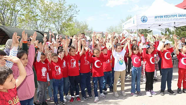 Geleneksel Çocuk Şenliği'nde Renkli Görüntüler