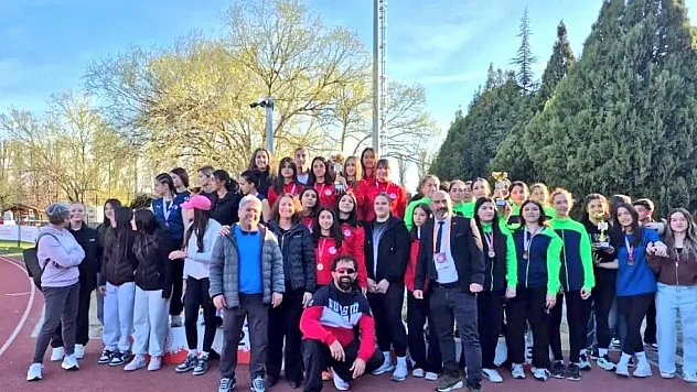 Genç Atletler Pistte Kozlarını Paylaştı