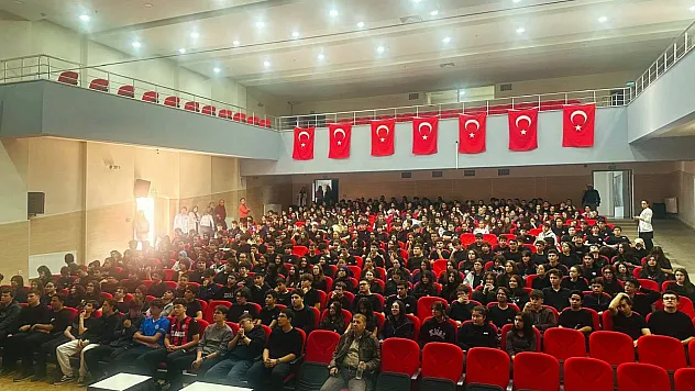 Genç Beyinler Bilimle Buluşuyor: Afyonkarahisar'da TÜBİTAK 2204-A Rüzgârı!