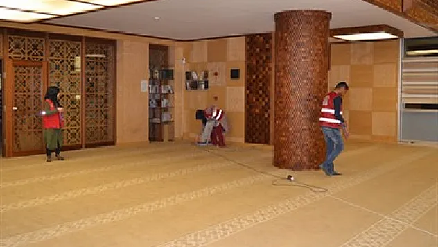 Gençler Cami temizledi
