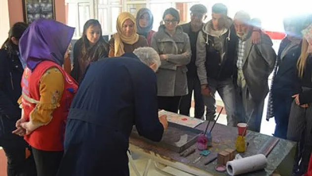 Gençler Huzurevi'nde yaşlıların elini öptü