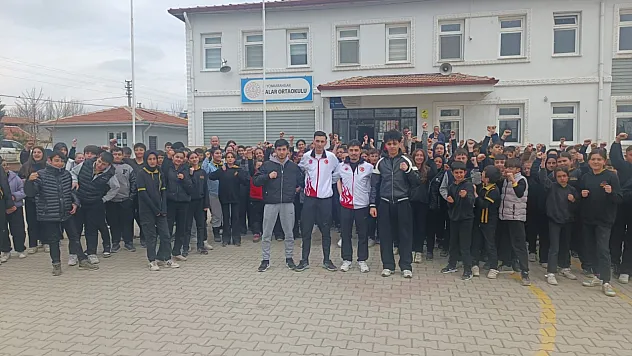 Gençler Muay Thai Sporunu Öğrendi