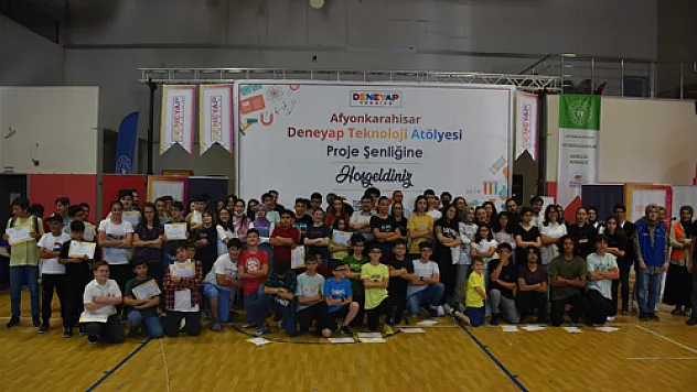 Gençler robotlarını sergiledi