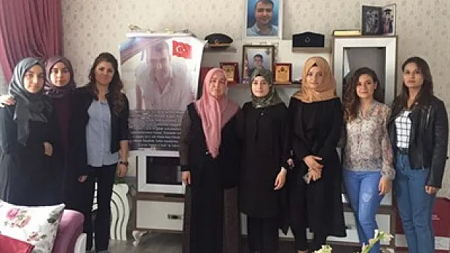 Gençler Şehit ailelerini unutmadı