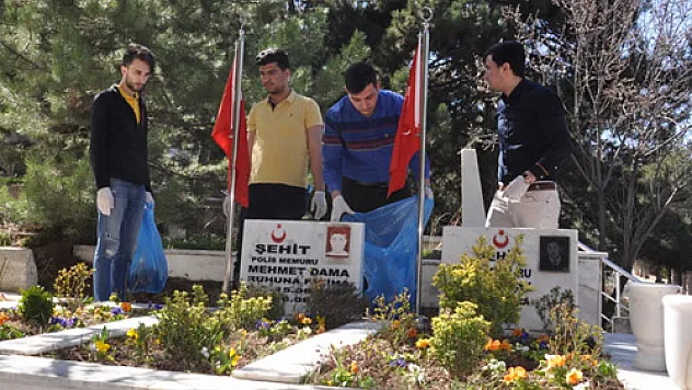 Gençlik meclisi şehitleri andı