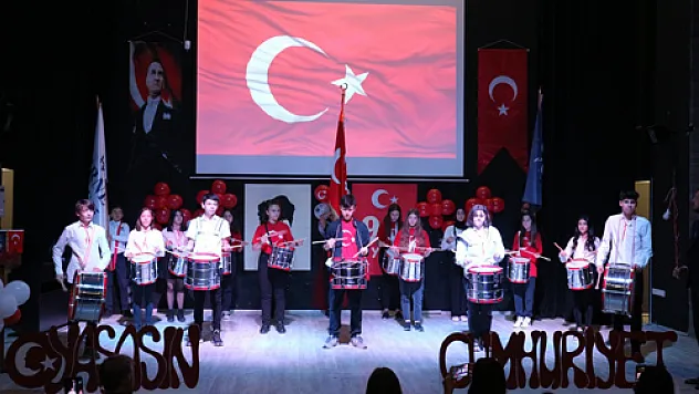 Girne Koleji öğrencileri  29 Ekim'i coşkuyla kutladı