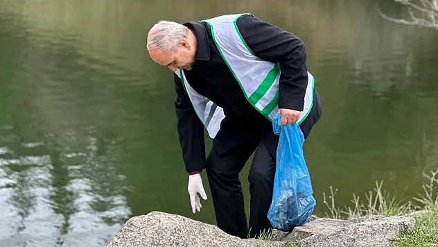 Gölet Ve Çevresini Başkan Şahin, Elleriyle Temizledi