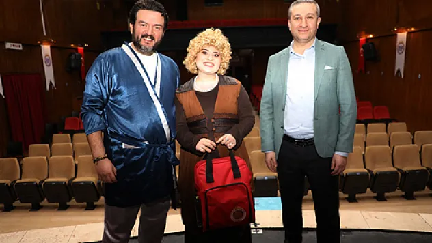 Gönüllü oyuncu hamileliğine rağmen tiyatro sahnesinden inmiyor