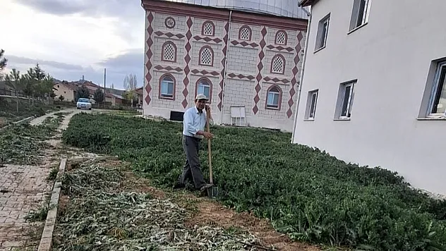 Gönüllüler Sinanpaşa'da Camileri Temizledi