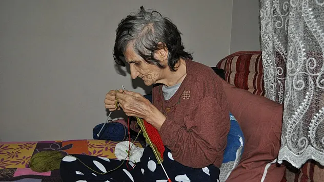 Görme engeline rağmen ördüğü şapkalar köy okullarına gidiyor